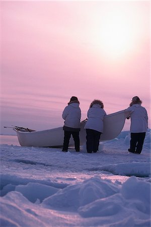 Native Hunters w/ Skin Boat at Whale Camp Barrow AK Arctic Transportation Hunting Group<10 Foto de stock - Con derechos protegidos, Código: 854-02955777