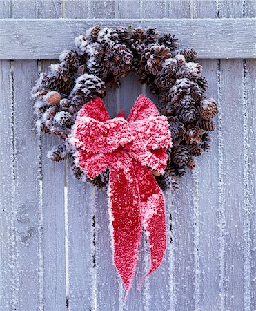 Christmas Wreath hanging on fence with red bow Winter Portrait Stock Photo - Rights-Managed, Code: 854-02955784