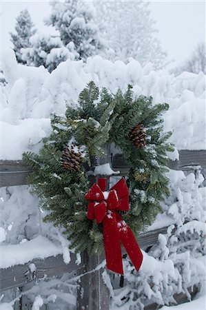 Holiday christmas wreath hanging on snow covered split rail fence Anchorage Alaska Southcentral Winter Foto de stock - Con derechos protegidos, Código: 854-02955786