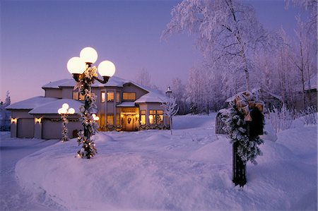 driveway winter - House Decorated for  PR Christmas Twilight Winter AK/nAnchorage Stock Photo - Rights-Managed, Code: 854-02955782