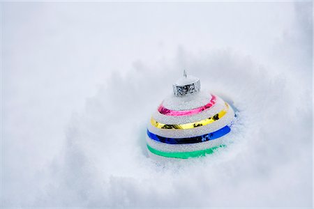 round object with reflection - One striped Christmas tree ball ornament placed in fresh blanket of snow winter Alaska Stock Photo - Rights-Managed, Code: 854-02955836