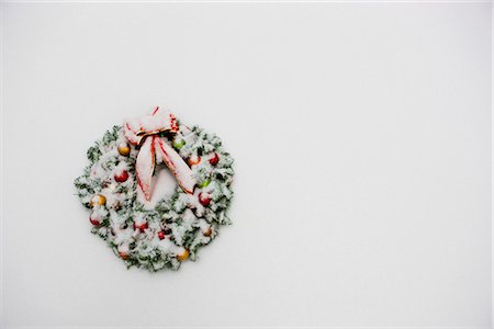 Christmas wreath with a red bow and multicolored lights lying in the snow in Fairbanks Alaska Stock Photo - Rights-Managed, Code: 854-02955842