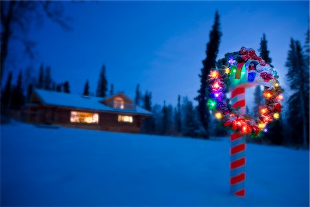 simsearch:640-02953389,k - Boîte aux lettres décorée pour Noël, guirlande et candy cane rayé post devant une maison en rondins au crépuscule près de Fairbanks, Alaska Photographie de stock - Rights-Managed, Code: 854-02955850