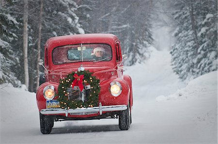 ford - Homme conduisant un pick-up Ford de vintage 1941 avec une guirlande de Noël sur le front pendant l'hiver dans le centre-sud, Alaska Photographie de stock - Rights-Managed, Code: 854-02955862