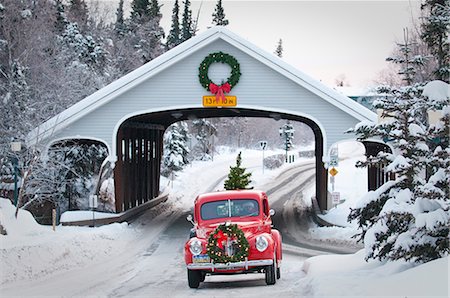 simsearch:854-02955828,k - Mann fahren einen Jahrgang 1941 Ford Pickup durch eine überdachte Brücke mit einem Weihnachtskranz auf den Grill und ein Baum in den Rücken während des Winters in Kenai, Alaska Stockbilder - Lizenzpflichtiges, Bildnummer: 854-02955863