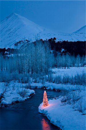 simsearch:854-02955936,k - Beleuchteter Weihnachtsbaum am Ufer eines Stromes während des Winters in South Central Alaska Stockbilder - Lizenzpflichtiges, Bildnummer: 854-02955903