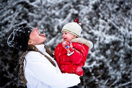 Mère et fille nouveau-née attrapent dans leurs bouches, les flocons de neige pendant l'hiver à Anchorage, Alaska Centre-Sud Photographie de stock - Rights-Managed, Code: 854-02955925