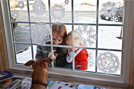 snowflakes on window - Tout en regardant un chien dans une fenêtre pendant l'hiver, une femme posséder son jeune fils Photographie de stock - Rights-Managed, Code: 854-02955927