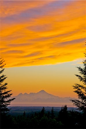 simsearch:854-02955936,k - Sonnenuntergang Wolken blaze Orange über Iliamna Vulkan von den Hügeln nahe Nikolajewsk auf der Kenai-Halbinsel, Alaska aus gesehen Stockbilder - Lizenzpflichtiges, Bildnummer: 854-02955938