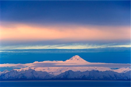 simsearch:854-05974258,k - Iliamna Volcano seen across Cook Inlet from the Kenai Peninsula in Southcentral Alaska during Winter Fotografie stock - Rights-Managed, Codice: 854-02956016