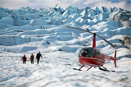 Les randonneurs regagner leur hélicoptère après avoir marcher sur le Glacier de Trimble dans les montagnes de Tordillo. L'automne au centre-sud de l'Alaska. Photographie de stock - Rights-Managed, Code: 854-02956067