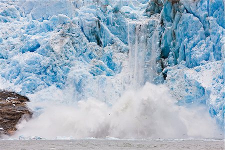 Dawes Glacier veaux dans le fjord d'Endicott Arm de Tracy Arm dans Ford Terreur Wilderness, au sud-est, de l'Alaska au cours de l'été Photographie de stock - Rights-Managed, Code: 854-02956099