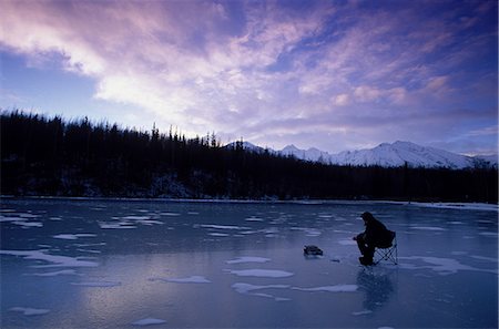 pesca en el hielo - Man Ice Fishing on Long Lake Southcentral Alaska Winter/n Foto de stock - Con derechos protegidos, Código: 854-03361752