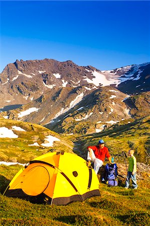 Père et fils dans son camping dans les montagnes Talkeetna avec la crête de la montagne chauve dans le fond, le centre-sud de l'Alaska, l'été Photographie de stock - Rights-Managed, Code: 854-03361766