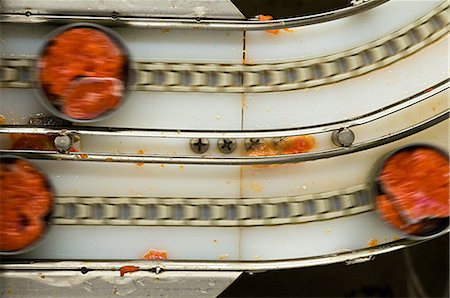 simsearch:400-05020102,k - Canned sockeye salmon moves along a conveyor belt on a canning line, Naknek, Alaska/n Foto de stock - Direito Controlado, Número: 854-03362025