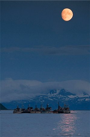 La lune se lève au-dessus des fileyeurs transportées par radeaux ensemble sur l'ancrage à Dago Creek, dans le quartier des pêcheurs Ugashik près de Pilot Point, baie de Bristol, Alaska/n Photographie de stock - Rights-Managed, Code: 854-03362267