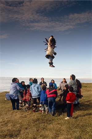 simsearch:854-03538934,k - Portrait de l'été des Esquimaux Inupiat faisant l'Alaska arctique Blanket Toss Barrow Photographie de stock - Rights-Managed, Code: 854-03362333