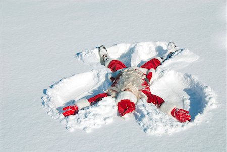 Santa making a snow angel in fresh snow Foto de stock - Con derechos protegidos, Código: 854-03362344