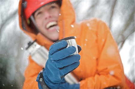 Grimpeur de glace féminin bénéficie d'une boisson chaude pendant une journée d'escalade dans la vallée de Portage, forêt nationale de Chugach du centre-sud de l'Alaska sur glace Photographie de stock - Rights-Managed, Code: 854-03362354