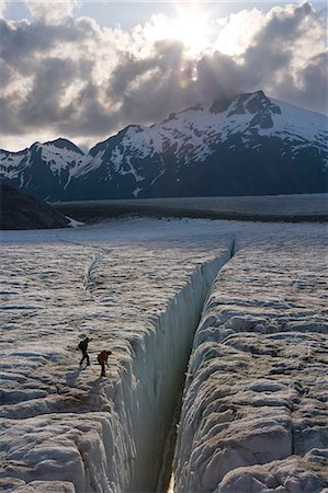 Randonneurs explorent une énorme crevasse sur le Glacier de Mendenhall, champ de glace de Juneau, Juneau, Alaska. Photographie de stock - Rights-Managed, Code: 854-03362440