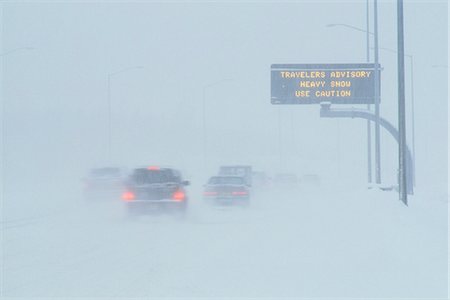 simsearch:614-07487241,k - Cars on highway in snowstorm advisory sign Anchorage AK/nSouthcentral winter Foto de stock - Con derechos protegidos, Código: 854-03362487