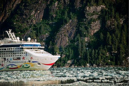 endicott arm - Norwegian Cruise Line's *Star* near Dawes Glacier in Endicott Arm, Tracy Arm- Fords Terror Wilderness, Southeast Alaska Stock Photo - Rights-Managed, Code: 854-03392526