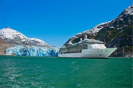 Royal Carribean cruise ship *Serenade of the Seas* in Endicott Arm near Dawes Glacier, Tracy Arm- Fords Terror National Wilderness, Southeast Alaska Foto de stock - Con derechos protegidos, Código: 854-03392548