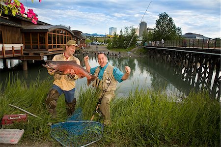 Poses de pêcheurs au roi saumon à Ship Creek dans le centre d'Anchorage, en Alaska au cours de l'été Photographie de stock - Rights-Managed, Code: 854-03538038