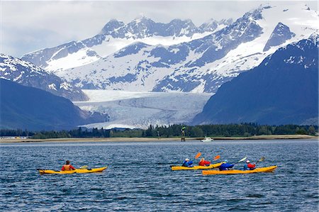 simsearch:854-03538087,k - Sea kayakers in Gastineau Channel with Mendenhall Glacier and Coast Mountains in the background in Southeast Alaska during Summer Foto de stock - Con derechos protegidos, Código: 854-03538098