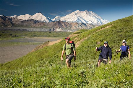 Family of three day hikers man and young couple at Grassy Pass with MtMcKinley in background Denali NP Alaska Foto de stock - Con derechos protegidos, Código: 854-03538166