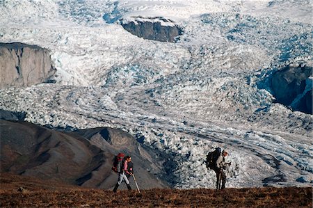 simsearch:854-03538100,k - Paire de randonneurs randonnée traverse un plateau avec Mount Wrangell surgit en ar l'arrière-plan Wrangell-St. Elias National Park dans le centre de l'Alaska. Automne Photographie de stock - Rights-Managed, Code: 854-03538214