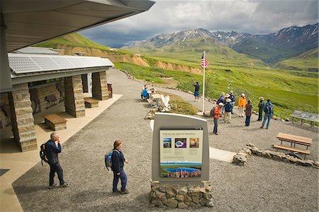 Denali National Park interpretive Ranger speaks to visitors before a nature hike outdoors at the new (2008) Eielson visitor center in Denali National Park, Alaska Fotografie stock - Rights-Managed, Codice: 854-03538499