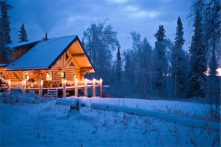 simsearch:854-03539096,k - Log Cabin in the woods decorated with Christmas lights at twilight near Fairbanks, Alaska during Winter Fotografie stock - Rights-Managed, Codice: 854-03538490