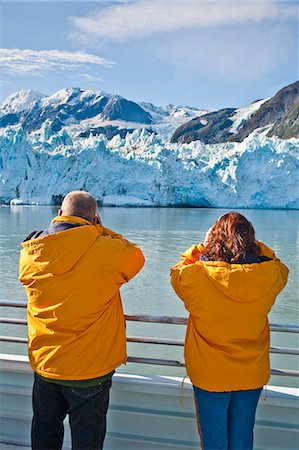 simsearch:854-03361780,k - Tourist couple view scenery on a Klondike Express Glacier Cruise tour with Stairway glacier (r) flowing into Surprise Glacier in Harriman Fjord, Prince William Sound, Alaska Fotografie stock - Rights-Managed, Codice: 854-03538553