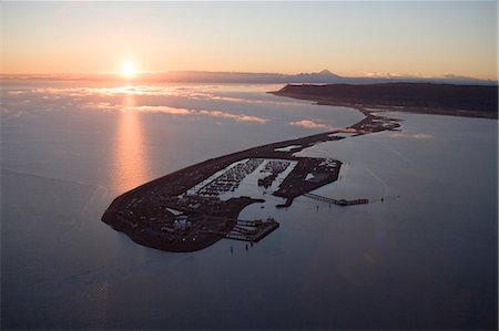 Aerial view of Homer Spit at sunset on Kachemak Bay with view of Mt.Iliamna in the backgroung Kenai Peninsula Alaska Summer Foto de stock - Con derechos protegidos, Código: 854-03538585