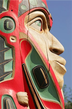 Close up of a face on a traditional Haida totem carving in Ketchikan, Alaska Foto de stock - Con derechos protegidos, Código: 854-03538658