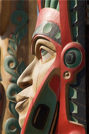 Großaufnahme eines Gesichts auf einem traditionellen Haida Totem schnitzen in Ketchikan, Alaska Stockbilder - Lizenzpflichtiges, Bildnummer: 854-03538659