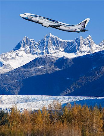 AK Airlines *Salmon* Jet over Mendenhall Glacier Coast Mtns Southeast Alaska Composite Autumn Foto de stock - Direito Controlado, Número: 854-03538703