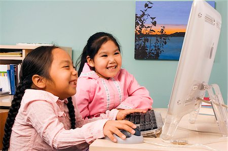 simsearch:854-03538934,k - Filles autochtones d'Alaska à l'aide d'ordinateur à Anchorage Alaska Tlingit/Athabascan de milieu scolaire Photographie de stock - Rights-Managed, Code: 854-03538773