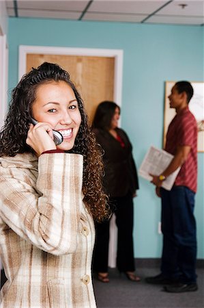 simsearch:854-03538934,k - Portrait de femme autochtone Alaskan dans bureau sur téléphone portable Alaska Yupik et du Caucase Photographie de stock - Rights-Managed, Code: 854-03538909