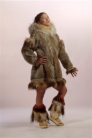 simsearch:854-03538934,k - Alaska Inupiat femme en manteau de fourrure de loup en Alaska de Studio Photographie de stock - Rights-Managed, Code: 854-03538914