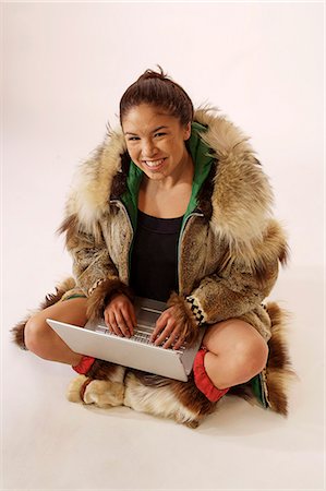 simsearch:854-03538934,k - Amérindienne Inupiat de l'Alaska en manteau de fourrure de loup en Studio w / ordinateur portable Photographie de stock - Rights-Managed, Code: 854-03538919