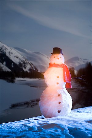 simsearch:854-03538987,k - Lighted snowman decoration standing on riverbank Alaska Winter Foto de stock - Con derechos protegidos, Código: 854-03538974