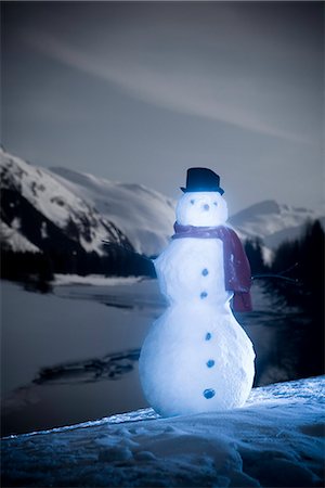 simsearch:854-03538987,k - Lighted snowman decoration standing on riverbank Alaska Winter Foto de stock - Con derechos protegidos, Código: 854-03538975