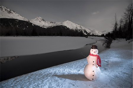 simsearch:854-03538987,k - Lighted snowman decoration standing on riverbank Alaska Winter Composite Foto de stock - Con derechos protegidos, Código: 854-03538976