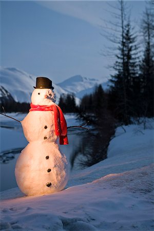 simsearch:854-03538987,k - Lighted snowman decoration standing on riverbank Alaska Winter Foto de stock - Con derechos protegidos, Código: 854-03538973