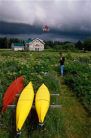 simsearch:854-03361780,k - Woman flying kite @ Meadows Glacier Bay Guest House near Gustavus Alaska Southeast Summer Fotografie stock - Rights-Managed, Codice: 854-03539067