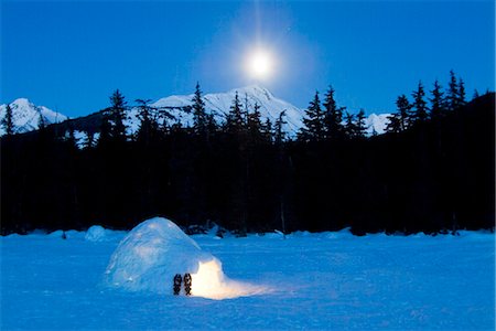 Main construit igloo au clair de lune éclairé avec raquettes à entrée en Alaska Glacier vallée Girdwood Photographie de stock - Rights-Managed, Code: 854-03539215