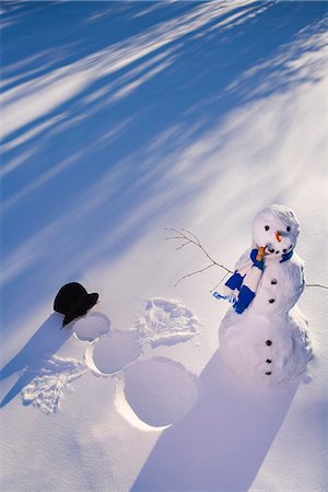 snowman snow angels - Bonhomme de neige dans la forêt il empreinte de neige ange dans la neige en fin après-midi soleil hiver Alaska Photographie de stock - Rights-Managed, Code: 854-03539247