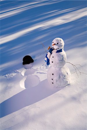 snowman snow angels - Bonhomme de neige dans la forêt il empreinte de neige ange dans la neige en fin après-midi soleil hiver Alaska Photographie de stock - Rights-Managed, Code: 854-03539248